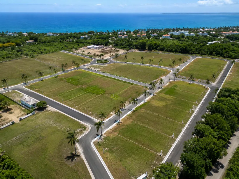Vista aérea de solares y terrenos urbanizados cerca de la costa.
